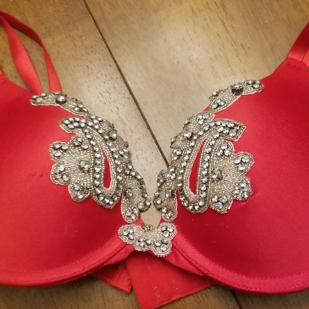 Very Festive Pretty Red Bra size 34C